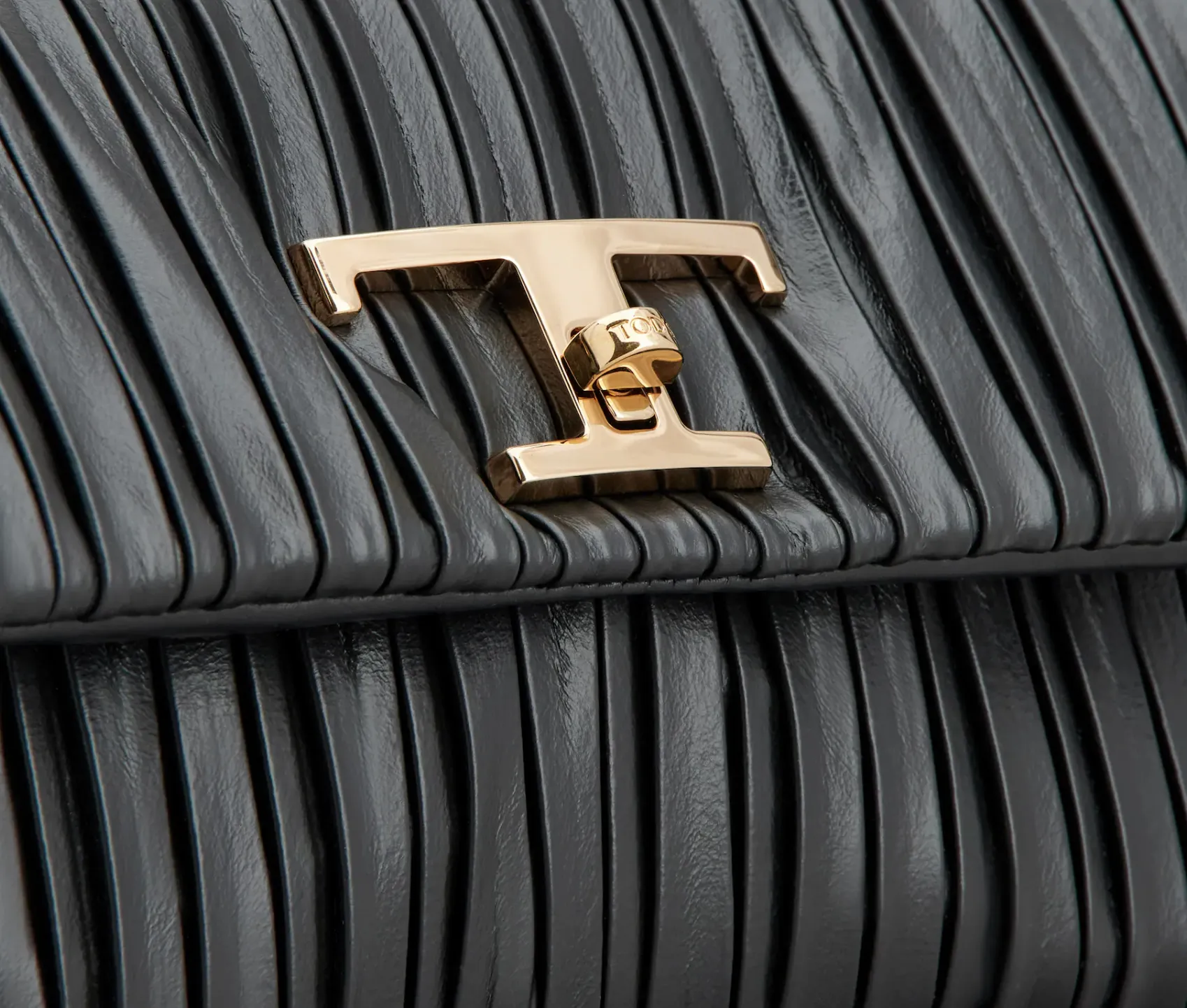 TODS T TIMELESS FLAP BAG IN BLACK